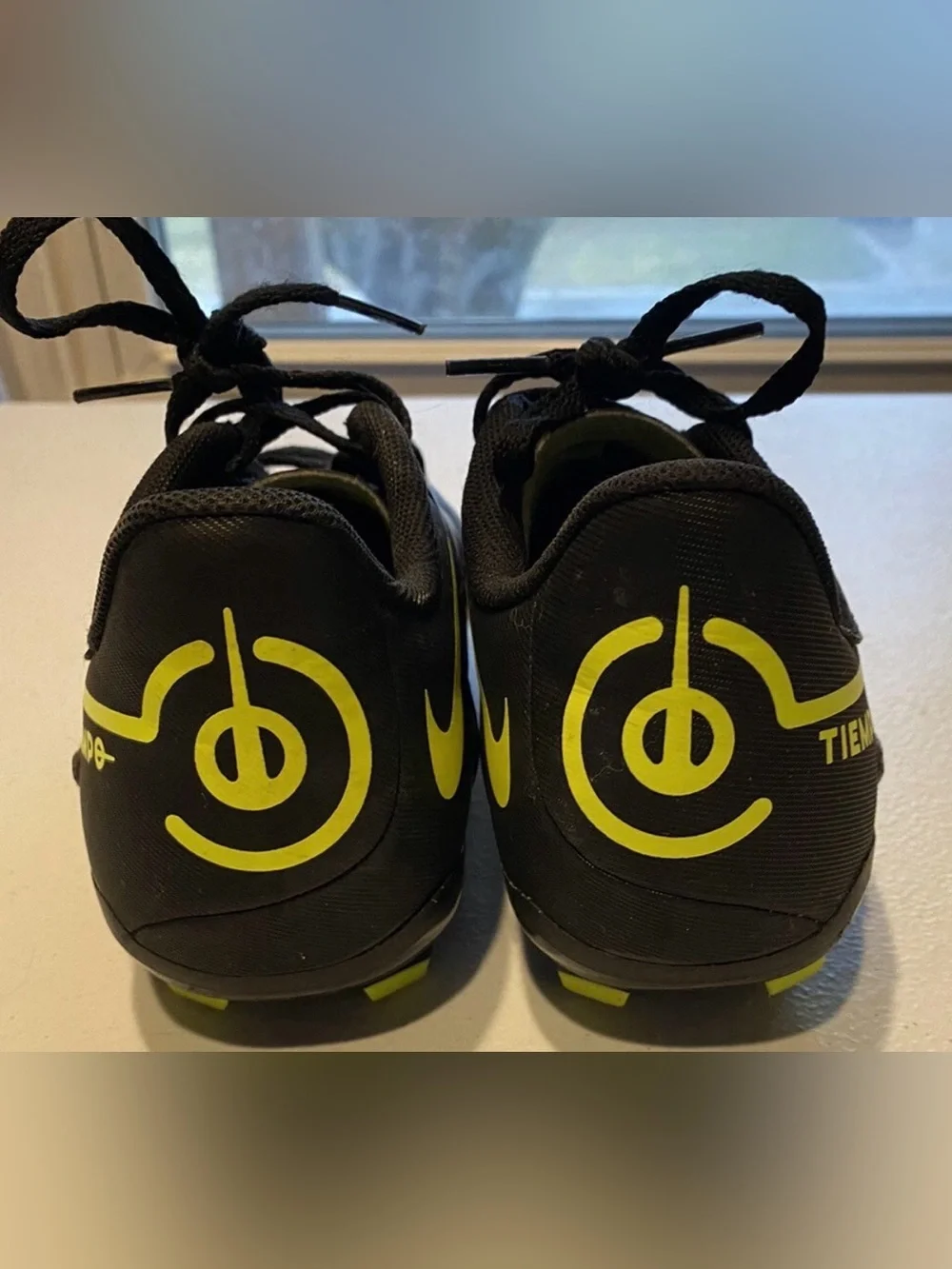 Nike Jr Legend Tiempo 9 Club FG/MG Soccer Cleats Size 5.5 Youth. H